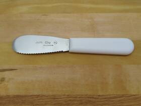 Choice 220ssprdw35w 7.25 Inch Scalloped Sandwich Spreader With White Composite Plastic Handle