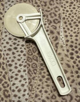 0573 Ekco Beige Nylon Pizza Cutter Vintage 1986