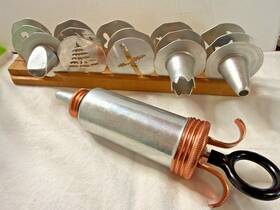 Mirro M-0358-22 Vintage Cookie Pastry Press With 15 Discs And One Wooded Holder