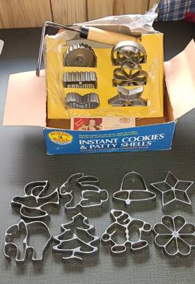 Nordic Ware 011172013064 Vtg. Cookies Patty Shells Double Rosette Plus 8 Extra Cookie Shape