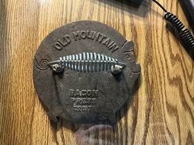 Old Mountain 043502101462 Pig Bacon Press 2017 Campfire Cookware Black Cast Iron