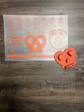 100075 Pampered Chef Flexible Pretzel Mat And Form #100075/76 Kitchen Tools New 1122