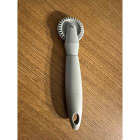 100077 Pampered Chef Dough Crimper Pastry Sealing Wheel Pasta Cutter Kitchen Gadget