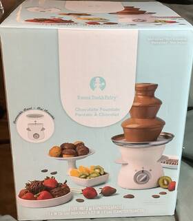 372439 Sweet Tooth Fairy Chocolate Fountain With 2 Lb Capacity Excellent Condition