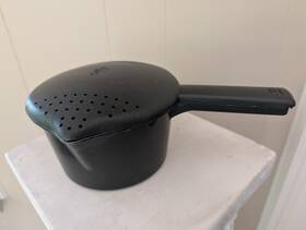 The Pampered Chef D368900 Vintage/retired 4 Cup Black Micro-cooker With Strainer Lid