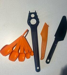 Tupperware 1223-3 Vintage Kitchen Utensil Lot Measuring Spoons Pasta Server