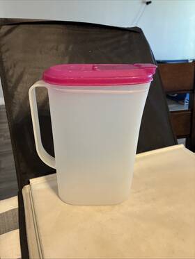 20095 Tupperware Pitcher With Majenta Lid 9 X 5-1/2 3 Inch