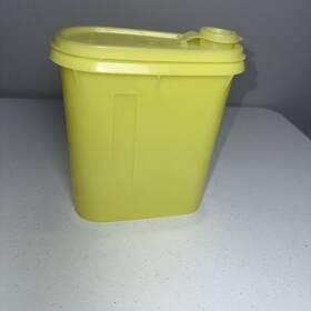 Tupperware 2859.786 Vintage Yellow Pour 1 Quart Flip Top Lid Buddy Pitcher Cottage Core