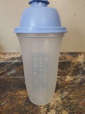 644-4 Tupperware Vintage Shaker Blue 2 Piece No Insert Good Condition