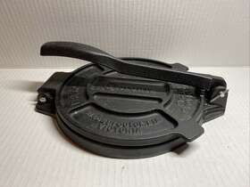 767564657 Victoria 8 Inch Cast Iron Tortilla Press. Pre-owned