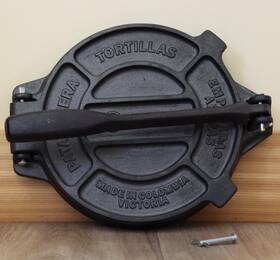 Mu-014 Victoria 8 Inch Cast Iron Tortilla Press Pataconera Empanada Seasoned