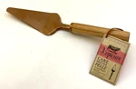 L'epicure Cake Server Acacia Wood Stainless Steel Burnished Gold - New. Fixed Price $15.00.