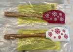 The Pampered Chef Snowflake Scraper Winter Spatula & White Nip Lot Of 2 New. Fixed Price $33.99.