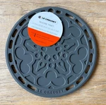 Le Creuset 8" Round Silicone French Trivet Hot Pad Gripper Oyster Flint Gray New. Fixed Price $29.99.