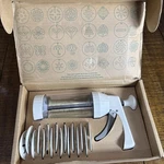 The Pampered Chef Cookie Press #1525 Plunger, Discs, Original Box. Fixed Price $25.92.