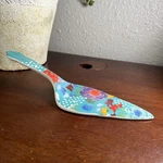 The Pioneer Woman Floral Pie Cake Server Turquoise Stoneware Ceramic 2912 Dmt. Fixed Price $12.00.