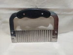 The Pampered Chef #1061 - 7.25" Inches Wide Crinkle Cutter. Fixed Price $5.50.