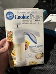 Wilton 2104-4011 Cookie Press 12 Discs New Open Box Comfort Grip. Fixed Price $17.14.