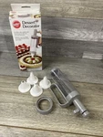 Wilton Cake Pastry Dessert Decorator With 4 Decorating Piping Tips Incomplete. Fixed Price $9.49.