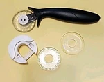 Pampered Chef Pastry Cutter #1684 Slice Flute Crimp Self Store Blades. Fixed Price $19.95.
