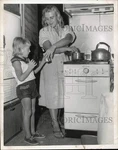 Press Photo Diane Struble, Swimmer, Cooks In The Kitchen With Daughter Stephanie. Fixed Price $24.99.