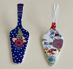 Set Of 2 Pioneer Woman Floral Ceramic Pie Servers Celia Linen/dazzling Dahlias. Fixed Price $31.99.
