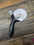 Pampered Chef Pizza & Crust Cutter 2 Great Tools In 1 Wheel. Fixed Price $24.98.