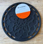 Le Creuset 8 In Round Silicone French Trivet Hot Pad Gripper Black New. Fixed Price $29.99.